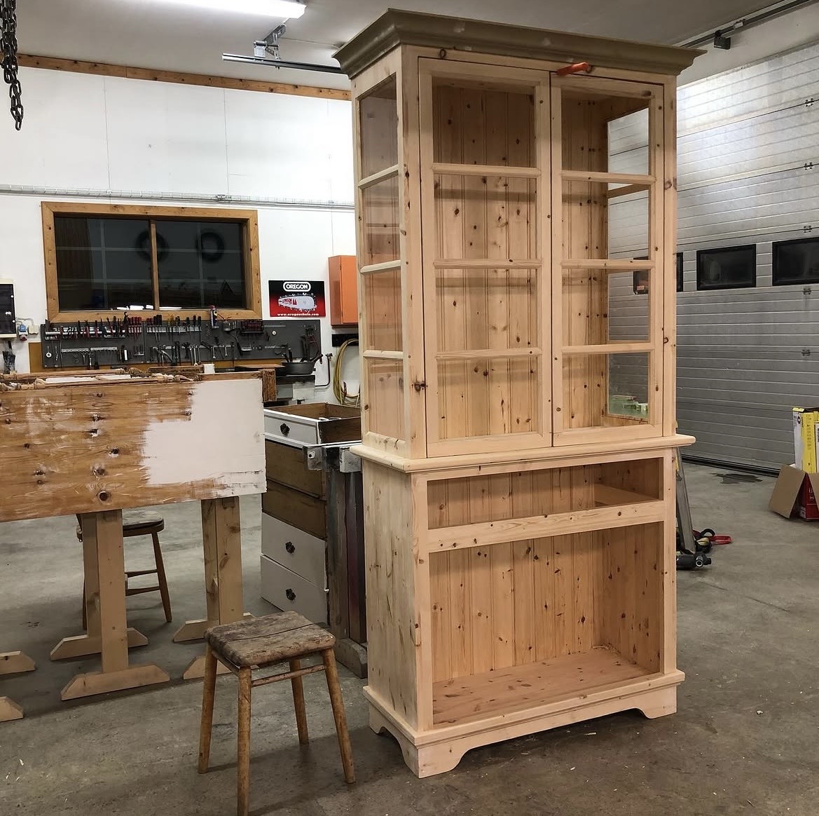 Handbyggt doktrinskåp i trä under tillverkning i verkstad